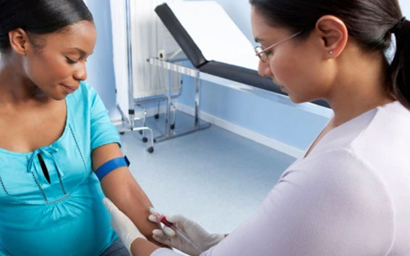 در هفته 24 حاملگی باید برای بررسی دیابت بارداری آزمایش خون بدهید.