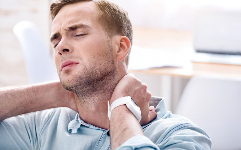 ممکن است علت درد گردن آسیب به ماهیچه، فتق دیسک یا آرتروز باشد. 