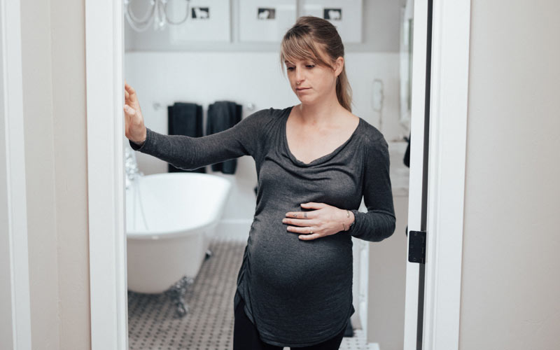 تکرر ادرار از علائمی است که تا پایان بارداری ادامه دارد. بعد از زایمان این مشکل برطرف می‌شود.