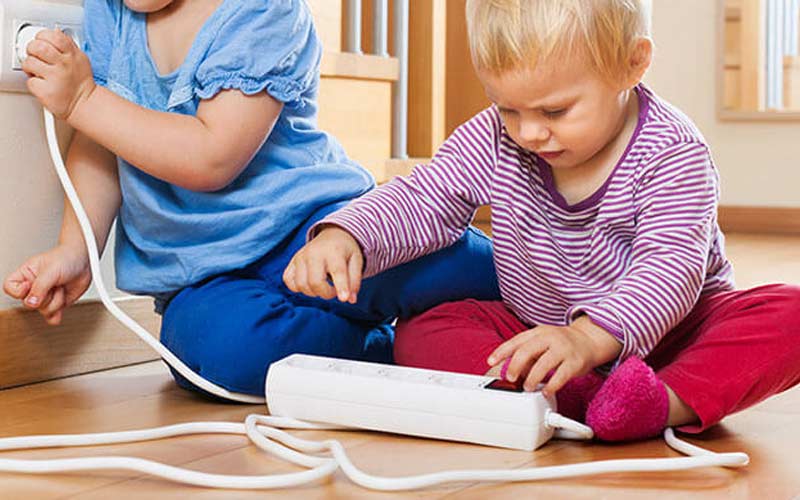 بازی‌کردن کودکان با کابل برق خطر سوختگی یا برق‌گرفتگی دارد.