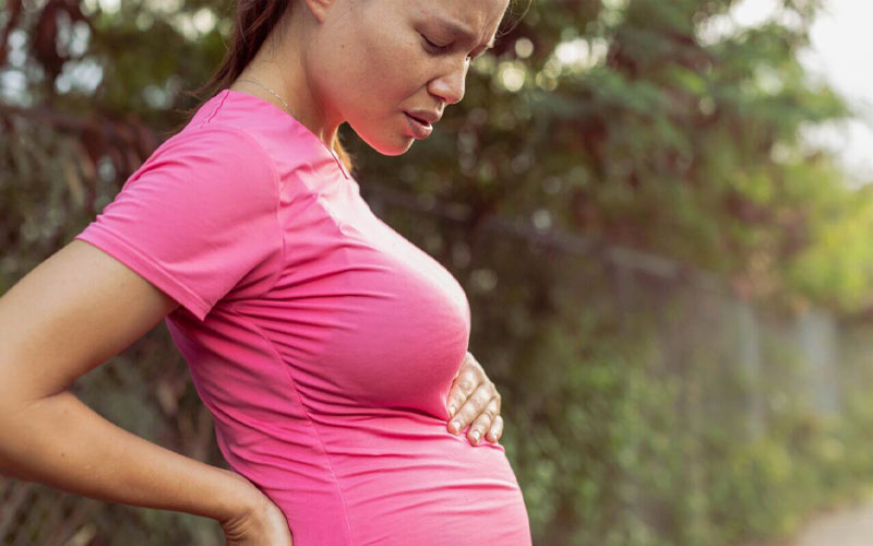 در هفته چهل و دوم بارداری انقباضات رحمی بیشتر شده و درد زایمان شروع می‌شود.