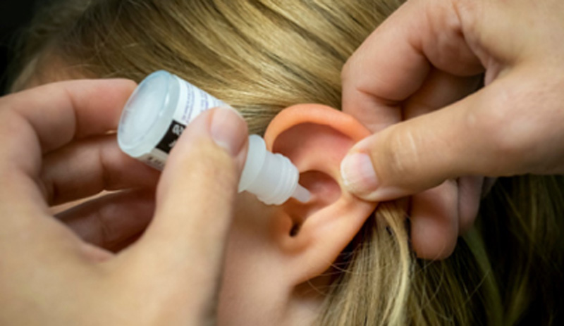 افرادی که دچار پارگی در پرده گوش هستند، نباید از قطره شستشوی گوش استفاده کنند.