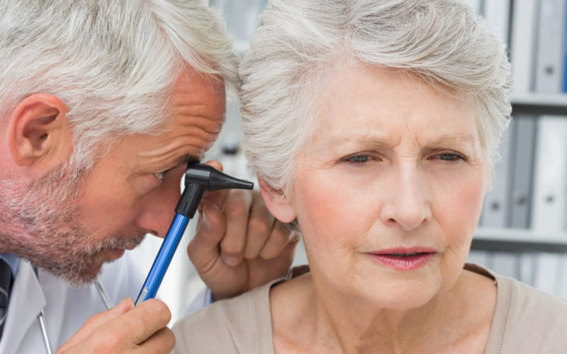 پزشک برای درمان بیماری گوش ابتدا باید علائم را بررسی کند.