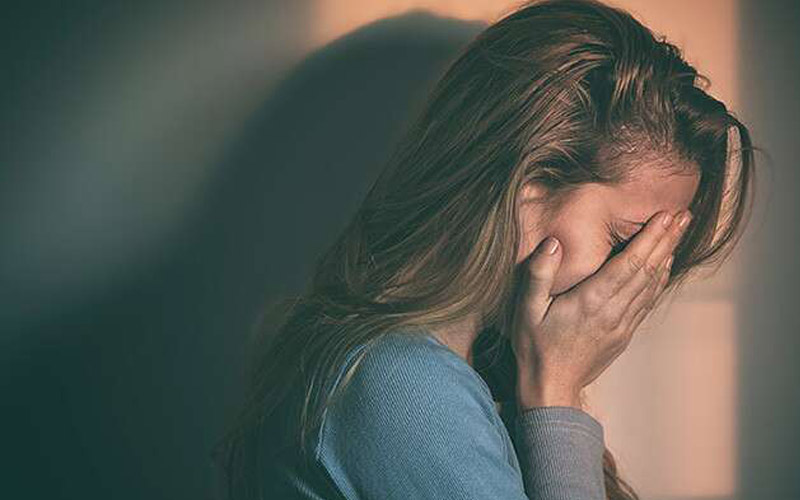 اختلال پی تی اس دی علائمی مانند اضطراب و افسردگی ایجاد می‌کند. 
