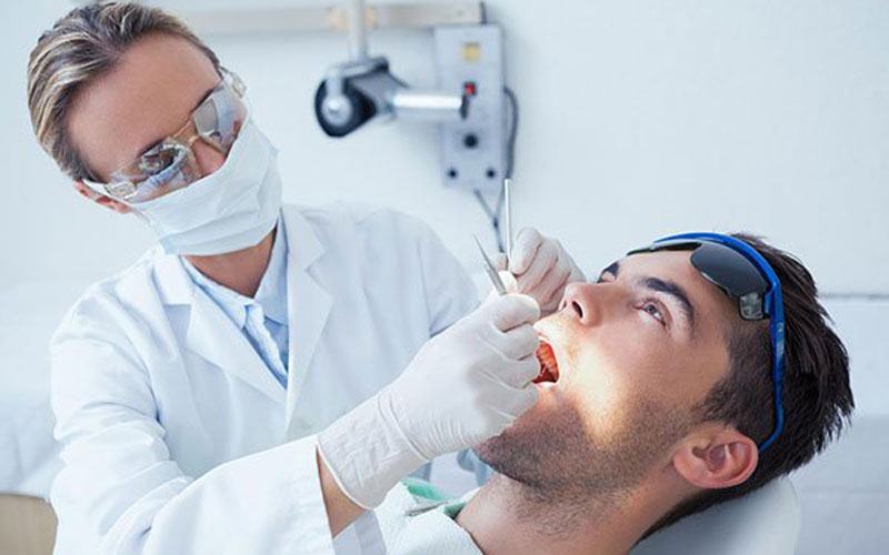 متخصصین ارتودنسی به بیماران آموزش می‌دهند که چطور دندان‌های خود را به درستی مسواک بزنند و از آن‌ها مراقبت کنند.