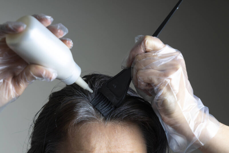 سیاه دانه با بهبود گردش خون در پوست سر، تنظیم چربی پوست سر، و درمان بیماری‌های پوست سر برای مو مفید است.