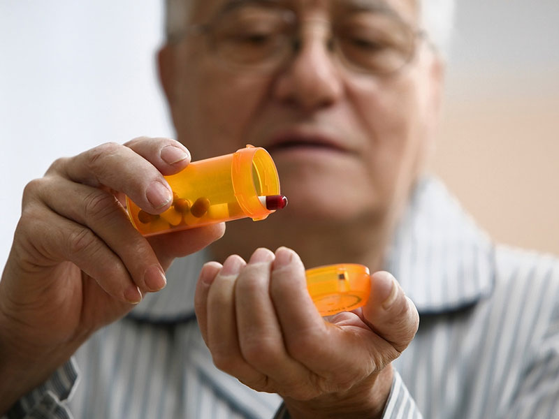 استفاده از سولفامتوکسازول در بیماران مسن خطر بروز عوارض جانبی شدید را افزایش می‌دهد. 