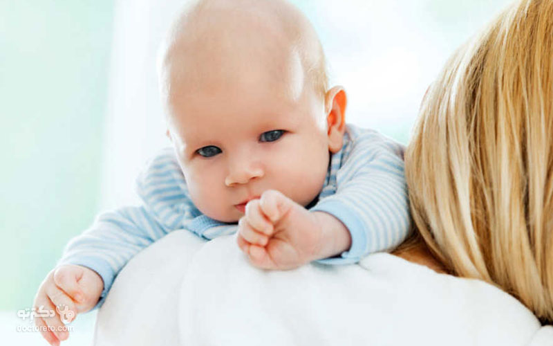 برای جلوگیری از رفلاکس کودک، بعد از شیر خوردن به مدت 10 تا 15 دقیقه در حالت عمودی نگه‌دارید.
