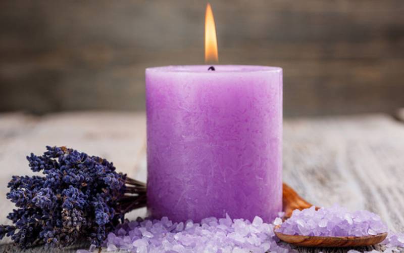 مدیتیشن و حذف استرس یکی از روش‌های انرژی درمانی با شمع است.