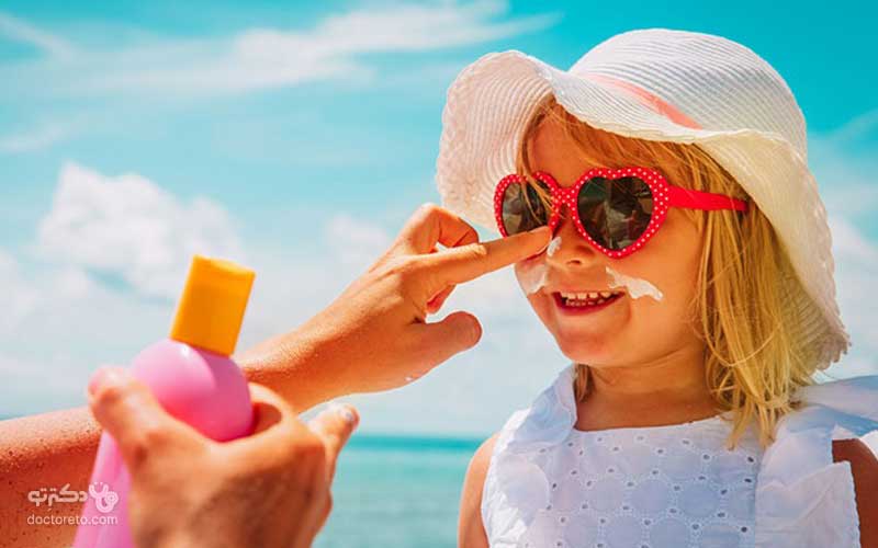  استفاده از کرم ضد آفتاب، کلاه و لباس‌های بلند می‌تواند به کاهش آسیب پوست شما کمک کند.