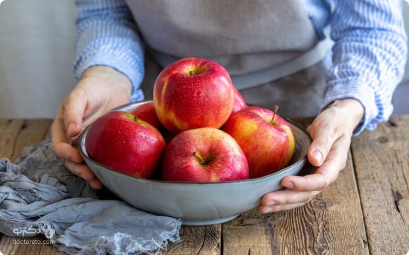 فیبرهای موجود در سیب می‌توانند به کنترل سطح قند خون در بدن کمک کنند.