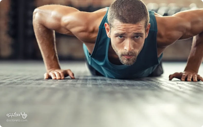 برخی تمرینات ورزشی به تقویت عضلات سینه کمک کرده و چربی این ناحیه را کاهش می‌دهند.