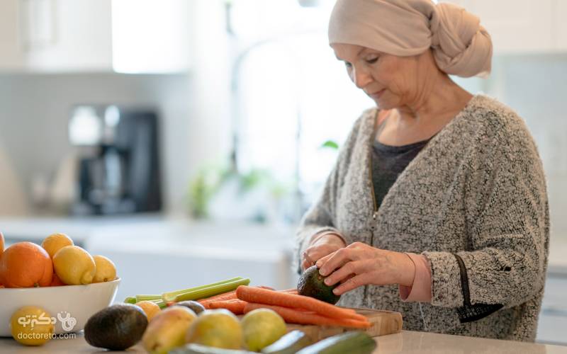 بیمارانی که دوره شیمی درمانی انجام می‌دهند باید میوه و سبزیجات خام بیشتری مصرف کنند.