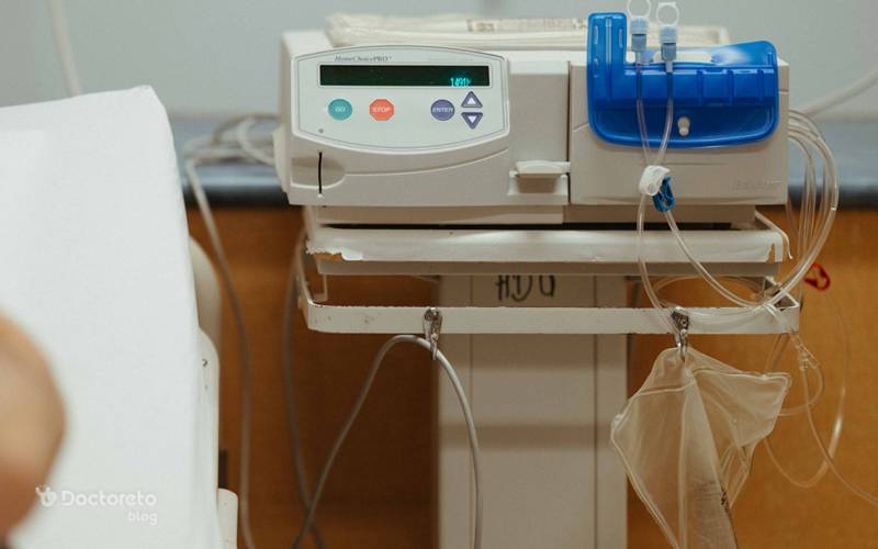 خون بیمار از طریق یک دستگاه ویژه به ماشین دیالیز متصل می‌شود. 