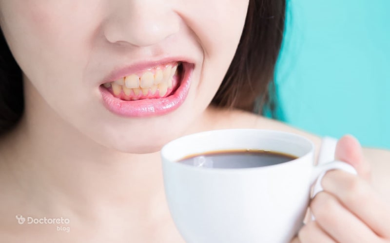 نوشیدن چای و قهوه  زیاد باعث زرد شدن دندان ها می‌شود.