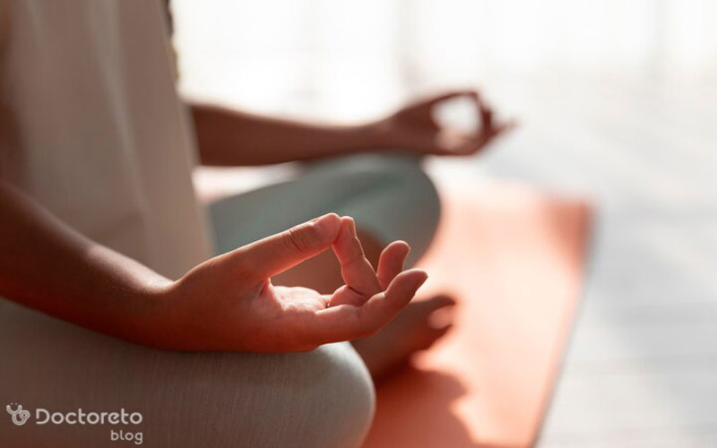 برخی حرکات یوگا مانند پلانک برای لاغری شکم مفید هستند.