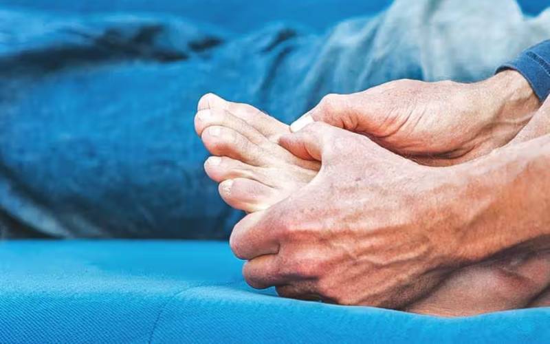 نشانه های نقرس در پا شامل درد و تورم است.