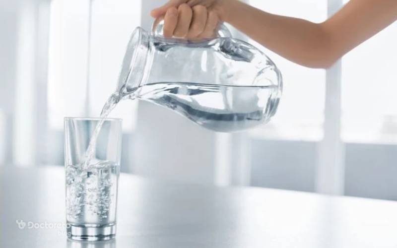نوشیدن آب برای درمان نقرس ضروری است.