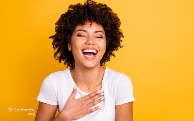 خندیدن و حرف زدن بعد از عمل کردن بینی عوارض دارد؟