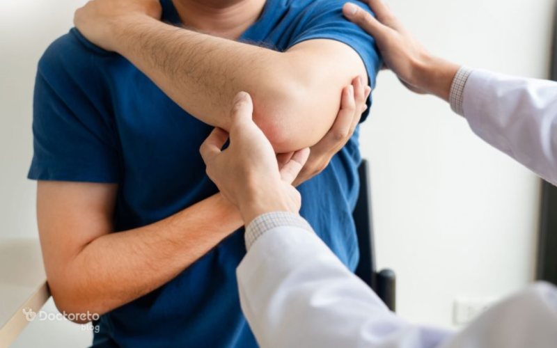 اگر آرنج من در رفته باشد چه زمانی باید به پزشک مراجعه کنم؟