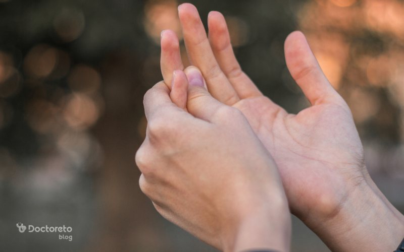 چگونه می ‌توان درد در رفتگی انگشت دست را کاهش داد؟