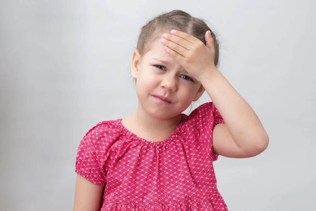 استفراغ بعد از ضربه به سر کودک نشانه چیست؟