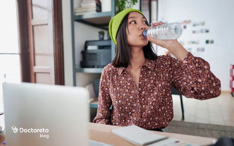 نوشیدن آب برای کاهش تلخی دهان