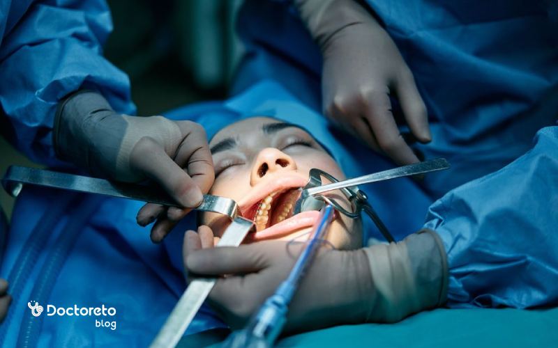 چه عواملی ریسک عمل لوزه برای بزرگسالان را افزایش میدهد؟