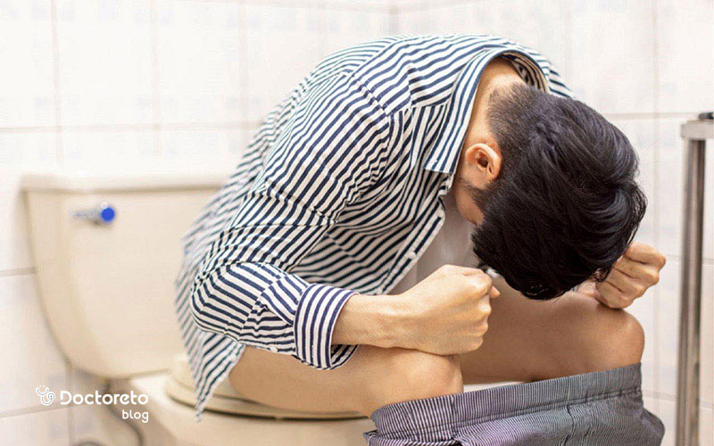 دفع دردناک و خونریزی از رکتوم یکی از علائم فیستول مقعدی مزمن است.
