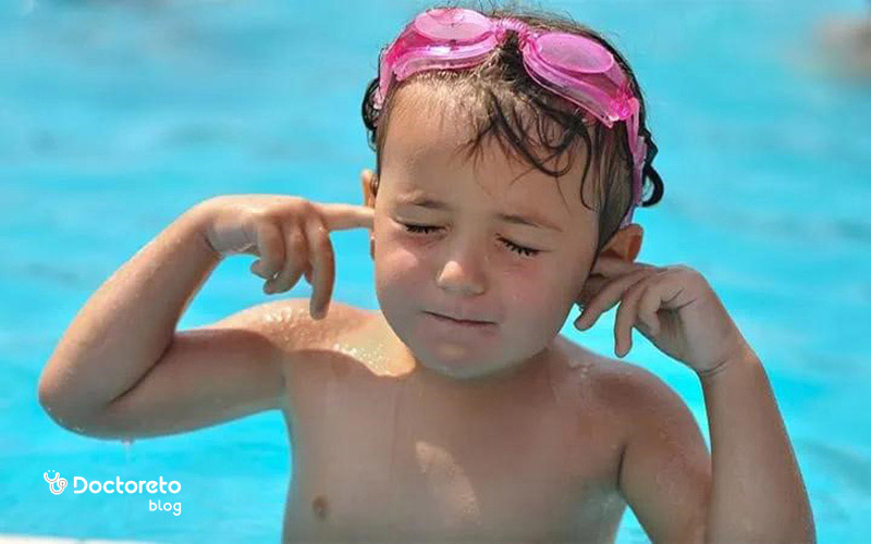 خارج کردن آب از گوش کودک