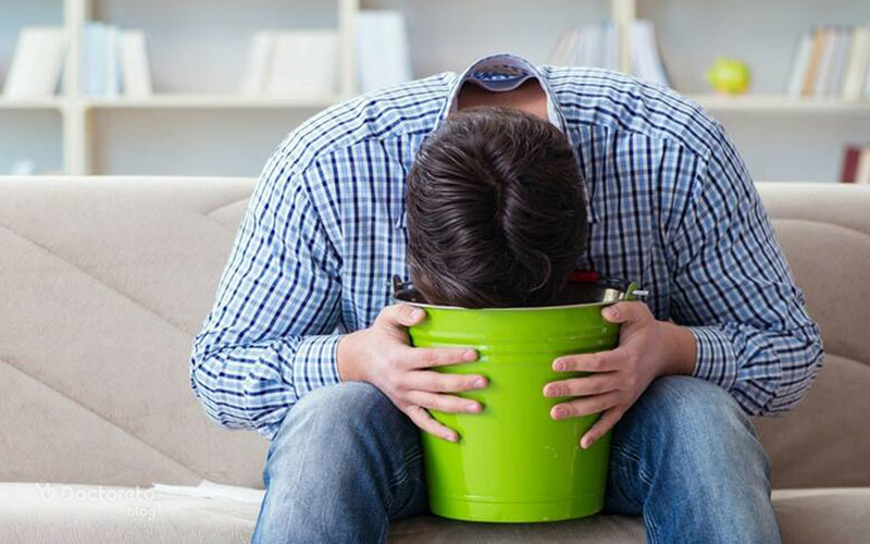 رفلاکس صفرا می‌تواند باعث استفراغ زرد و سبز شود.