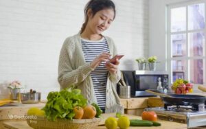 برای زردی چشم چه بخوریم؟ باید و نبایدهای تغذیه مناسب آن